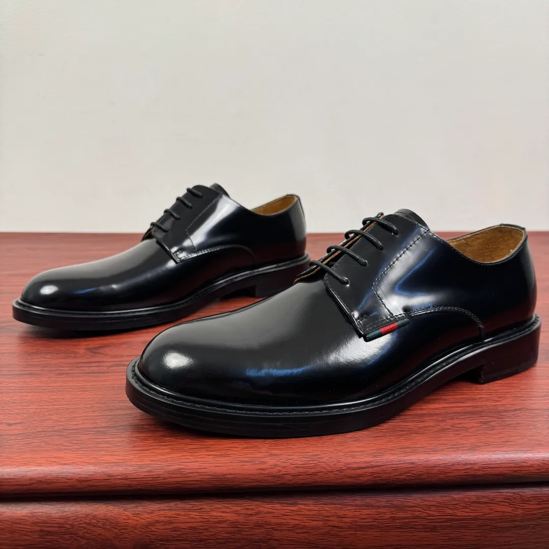 Batch 980 Gucci/Gucci new autumn men's lace-up derby shoes! Crafted from smooth, glossy cow leather, these lace-up shoes have an elegant and sophisticated silhouette that reflects the brand's classic elegance. European style last type Precisely cut upper from a whole piece of leather High-quality leather material with full texture Excellent gloss Excellent toughness, classic red and green webbing decoration Layered splicing design style, loose sneakers Native dyed calfskin lining Uniform and fine perforations, soft and comfortable Thickened leather outsole, composite rubber sole at the heel, excellent foot comfort, wear-resistant and non-slip, the first choice for light luxury, versatile for the foot, comes with a full set of packaging! Size: 39-40-41-42-43-44 leather shoe size (38.45.46 can be customized) Item number: 812142 Open edge beads